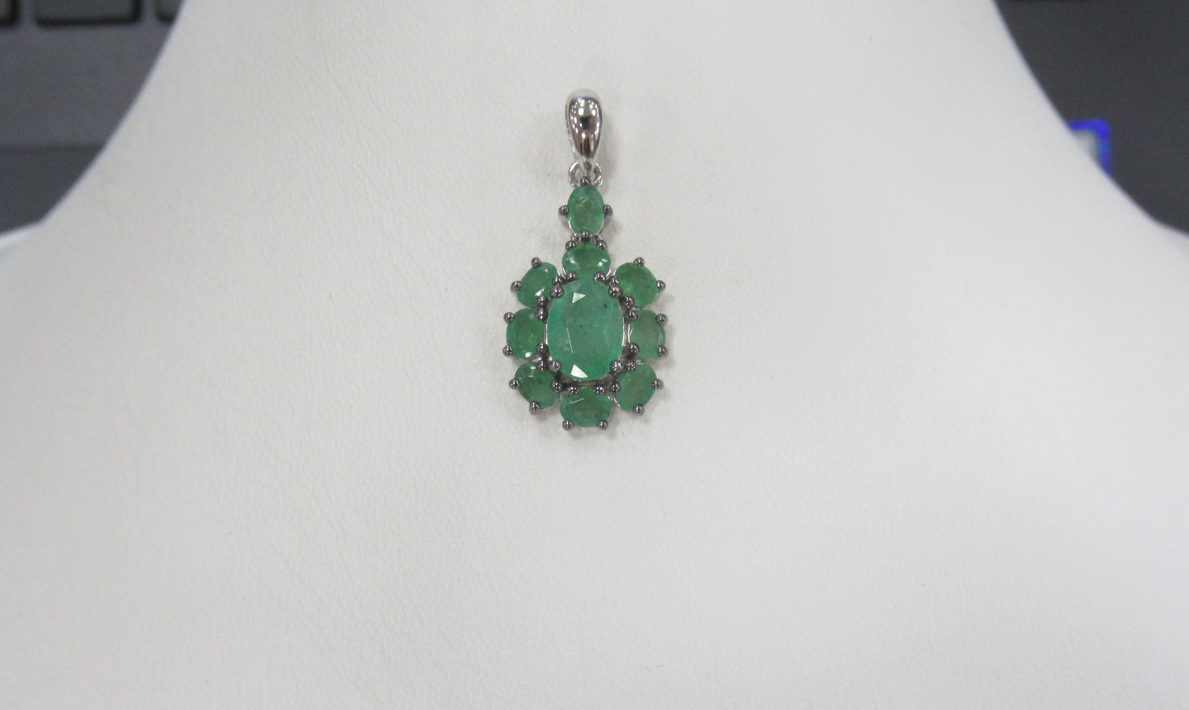 Серебряная подвеска с изумрудами "Цветок"